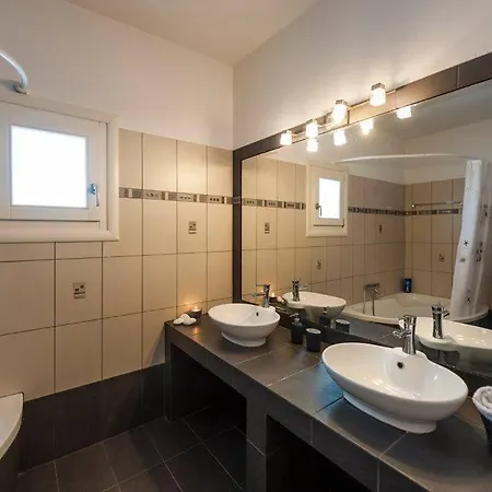 וילה Ninemia Mjf